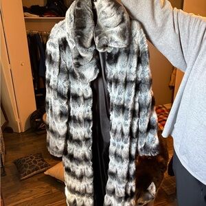 Donna Salyers Fabulous Furs Elegant Black and Gray Chinchilla Coat